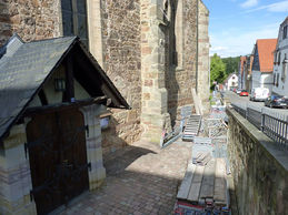 Einrüstung von St. Crescentius an der Südseite (Foto: Karl-Franz Thiede)